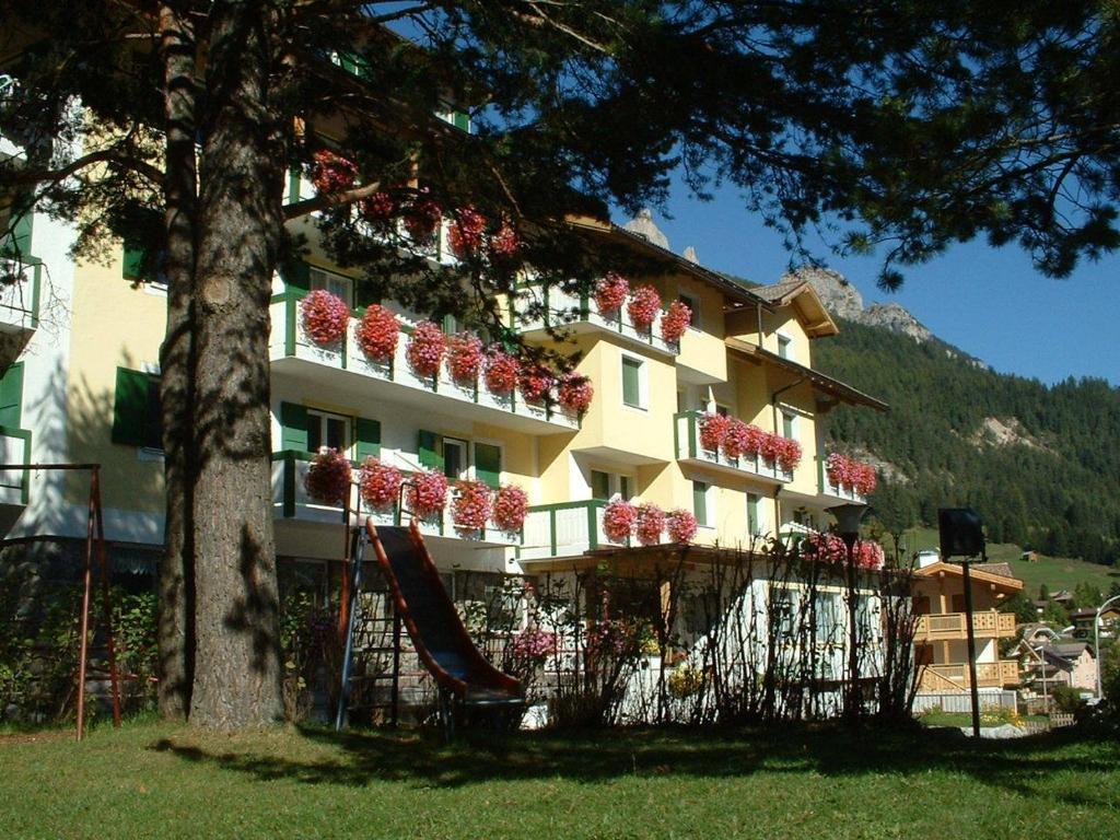 Hotel Montana Pozza di Fassa Exterior photo